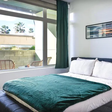 Bright & Stylish 1-Bedroom, Walk To Netflix, Perfect For Long Stays Free Parking